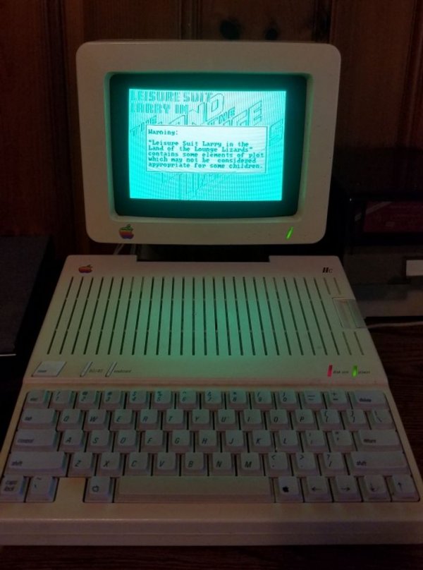 Исправно работающий ПК Apple IIc.