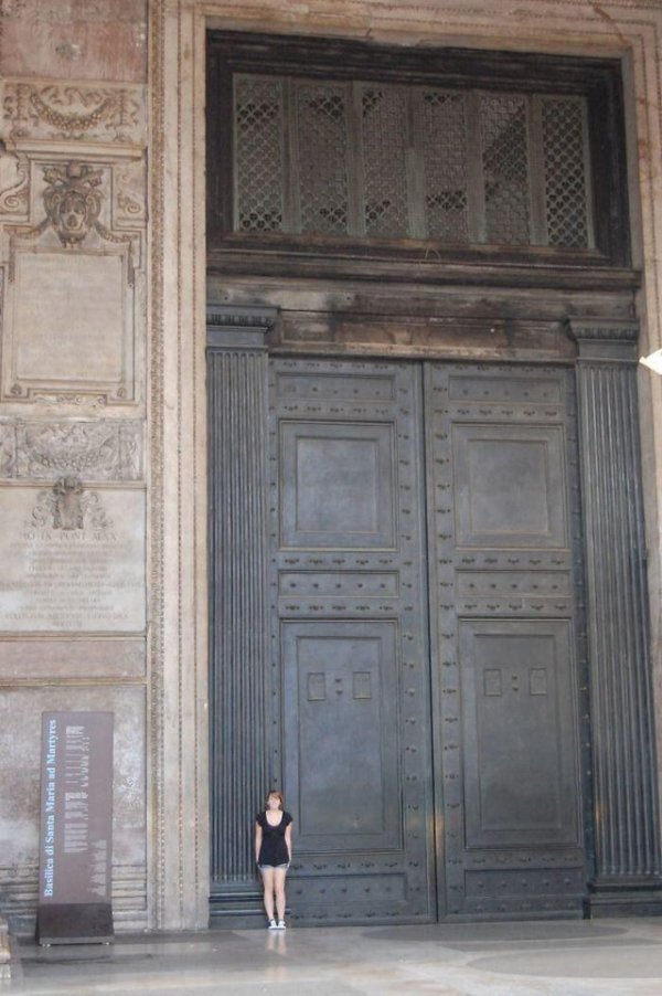 Скромные древнеримские двери
