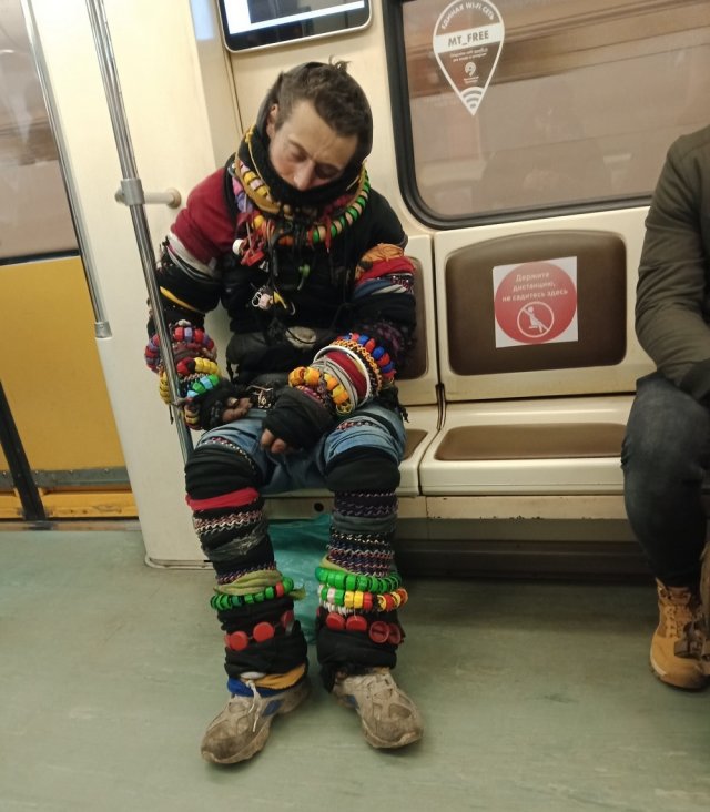 Модники и странные персонажи в метро