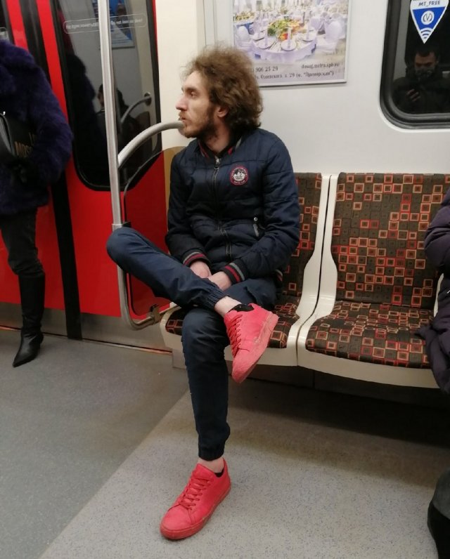 Модники и странные персонажи в метро