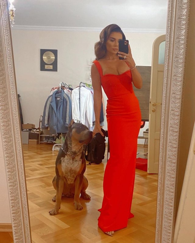 Анна Седокова в красном платье