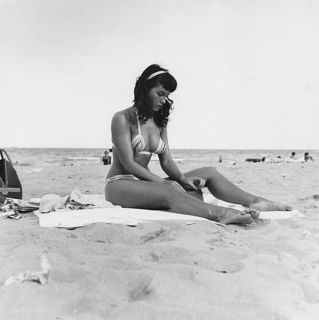 Королева пин-апа Бетти Пейдж на пляже, 1950-е.