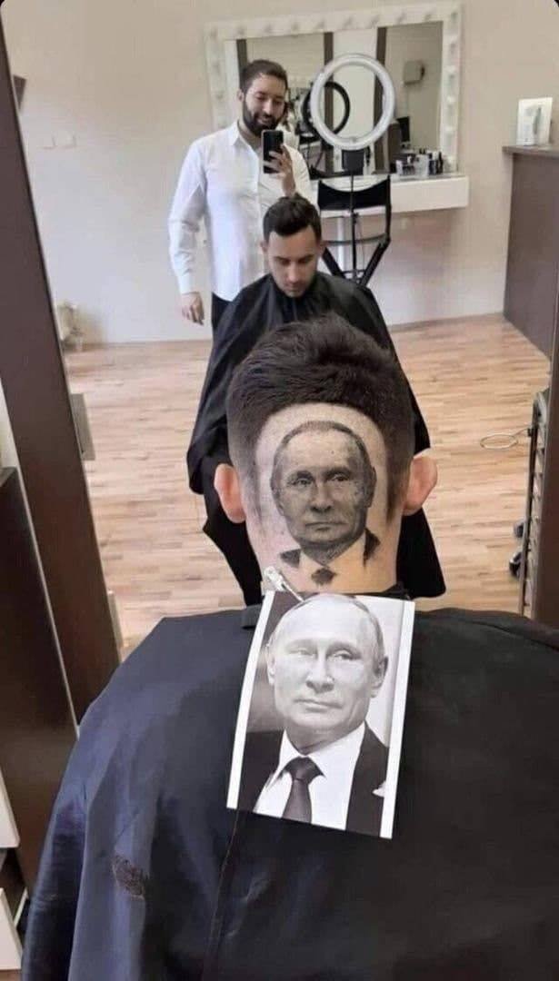 Портрет Путина на затылке