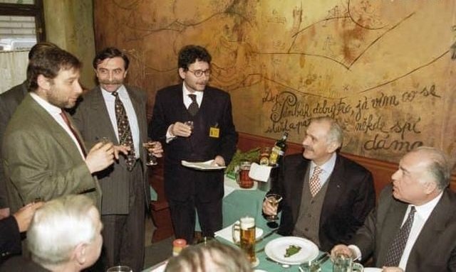 Никита Михалков и Виктор Черномырдин выпивают и беседуют с хозяевами кабака, Москва 1997 год