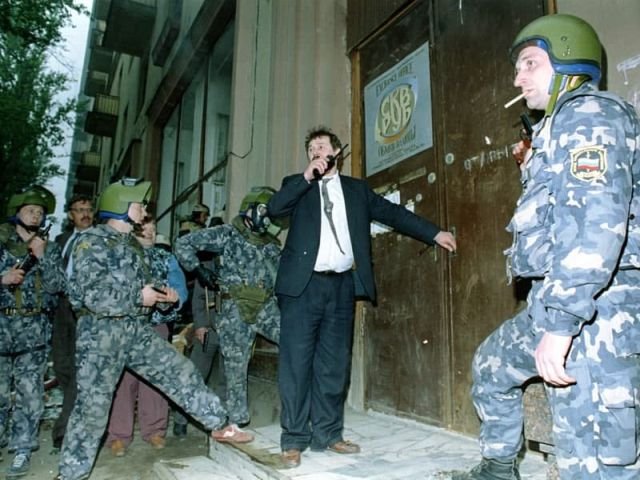 Сотрудники СОБРа в ходе операции по освобождению заложников в обменном пункте на Фрунзенской набережной.  Москва, 19 мая 1994 года.
