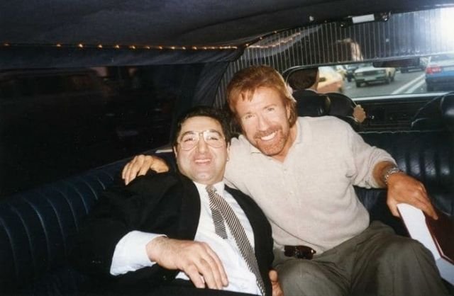 Балло Игорь и Чак Норрис на открытии  казино - Club &quot;Beverly Hills&quot; в Москве, 1996 год.