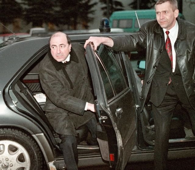 Телохранитель Бориса Березовского открывает дверь автомобиля