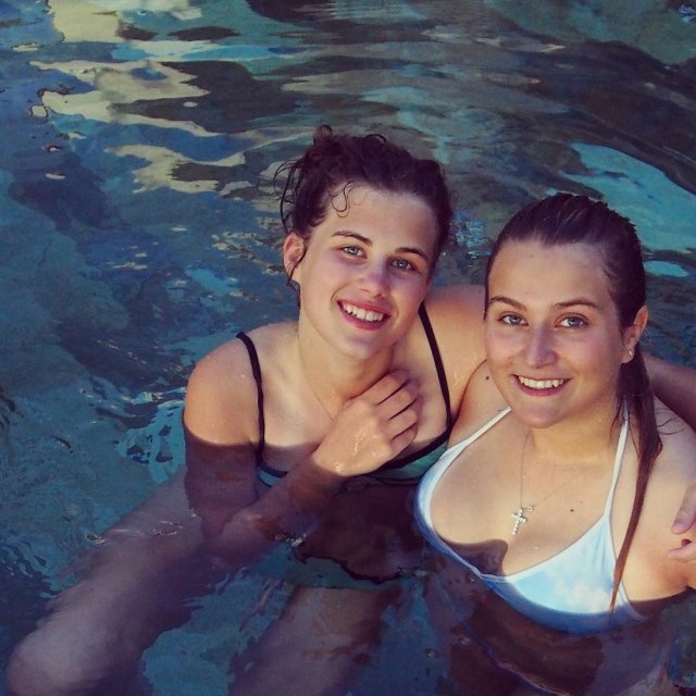Софья Абрамович - дочь миллиардера Романа Абрамовича с подругой в купальнике