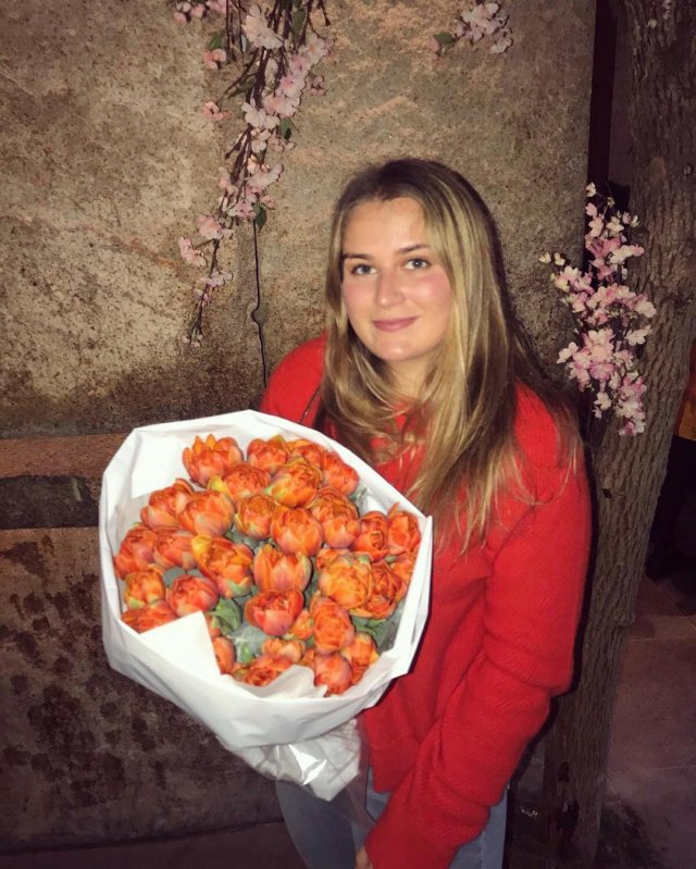 Софья Абрамович - дочь миллиардера Романа Абрамовича в красной кофте с цветами