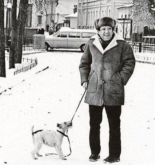 Юрий Никулин с собакой на прогулке, 1970-е.