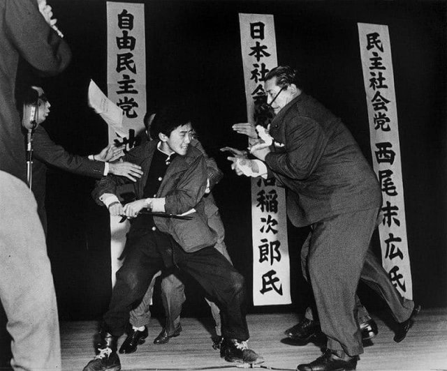 17-летний студент Отоя Ямагути с помощью традиционного японского меча вакидзаси в прямом телевизионном эфире наносит удары политику Инэдзиро Асануму, Токио, 1960 год