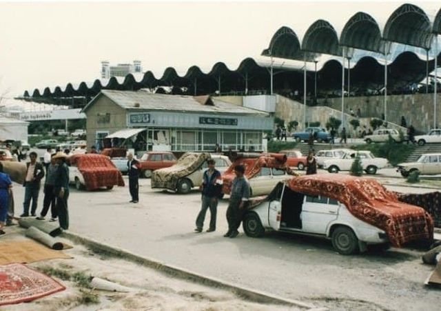 Продажа ковров на рынке Чорсу в 1994 году, Ташкент.