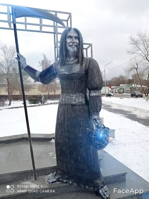 Пользователи шутят по поводу памятника Аленке - русской красавице в Нововоронеже