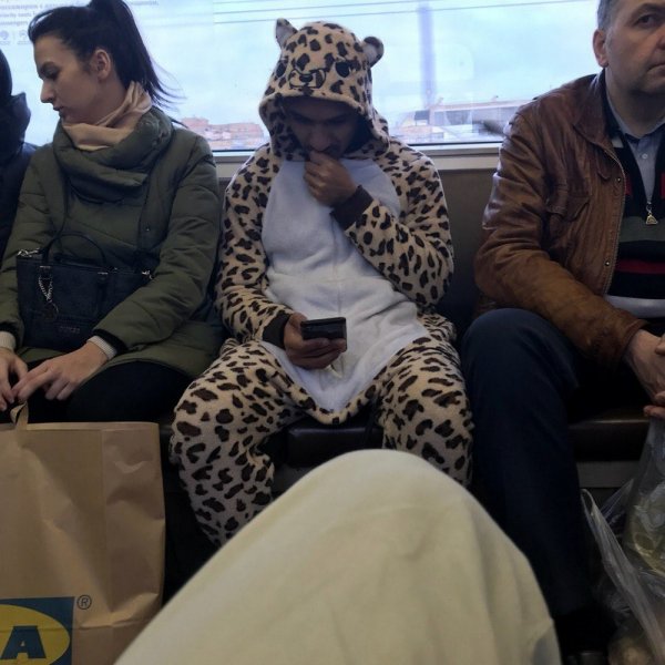 парень в костюме леопарда