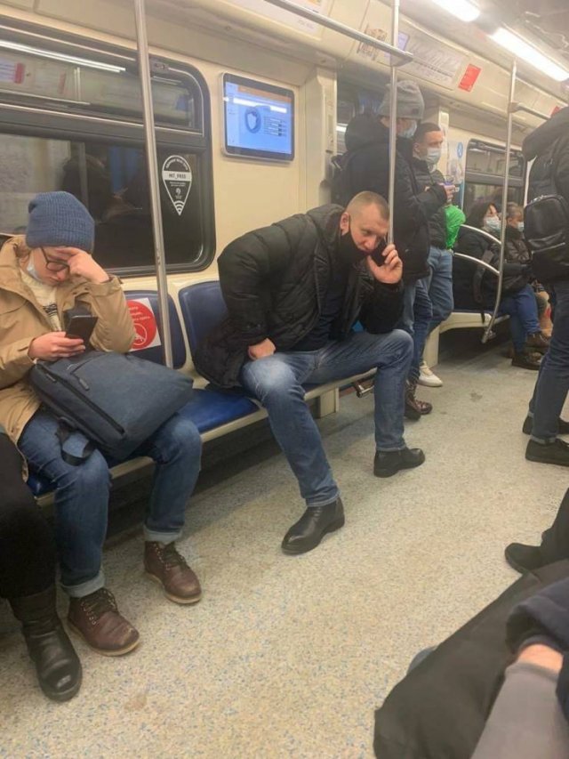 Странный пассажир в метро