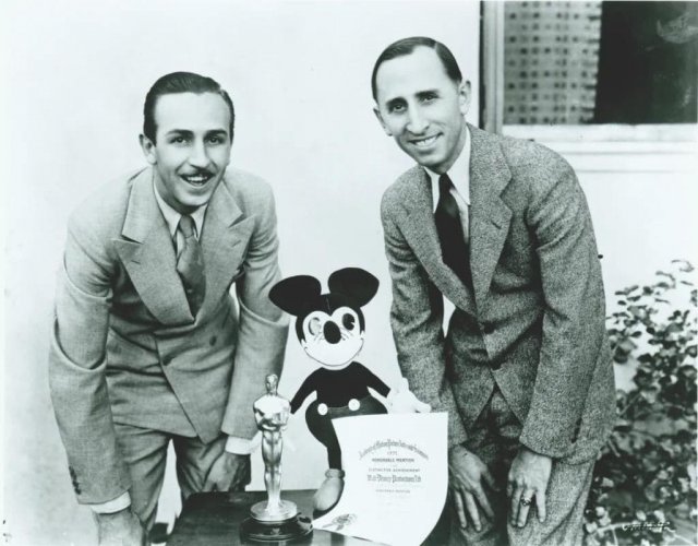 Братья Уолт и Рой Дисней создают студию и подписывают первый контракт на производство мультфильмов, 1923 год