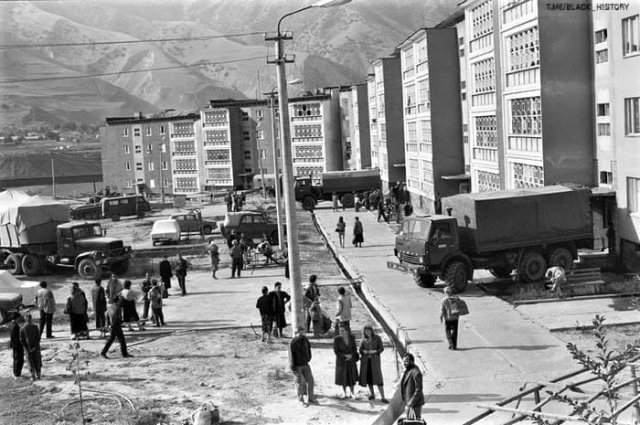 Российские войска производят эвакуацию жителей Нурека. Таджикистан, Нурек, 4 ноября 1992 года.