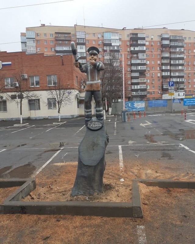 В Азове появился памятник сотруднику ГИБДД