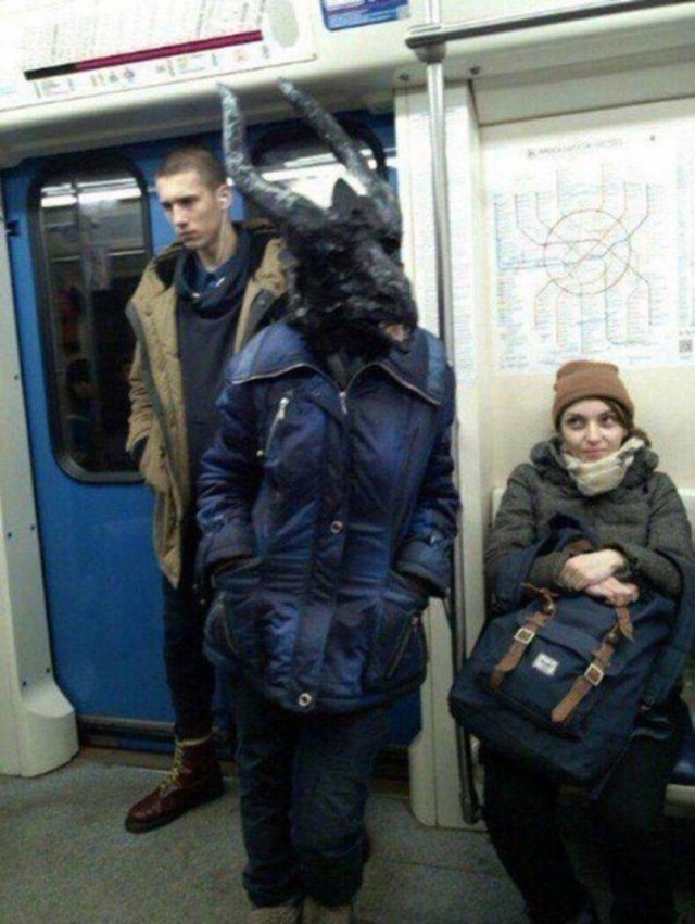 Странная маска в метро