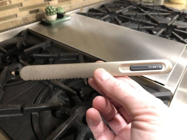 Специальный нож для масла, который нагревается при прикосновении
