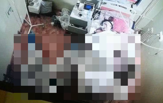 Фото дня: трое врачей уснули на полу около пациента, больного коронавирусом, в Сосновом Бору