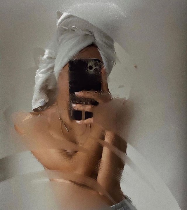 Александра Корендюк - новая девушка Романа Абрамовича  делает селфи в зеркале