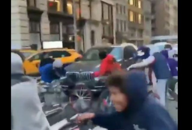 Толпа неадекватных велосипедистов напала на автомобиль
