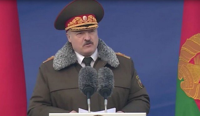Александр Лукашенко сказал, что будет &quot;наглухо стоять&quot;, пока последний омоновец не скажет ему уйти