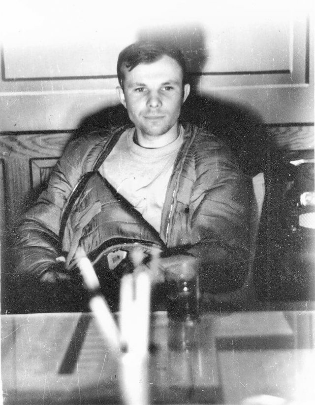 Юрий Гагарин через час после приземления, авиабаза «Энгельс», 1961 год.
