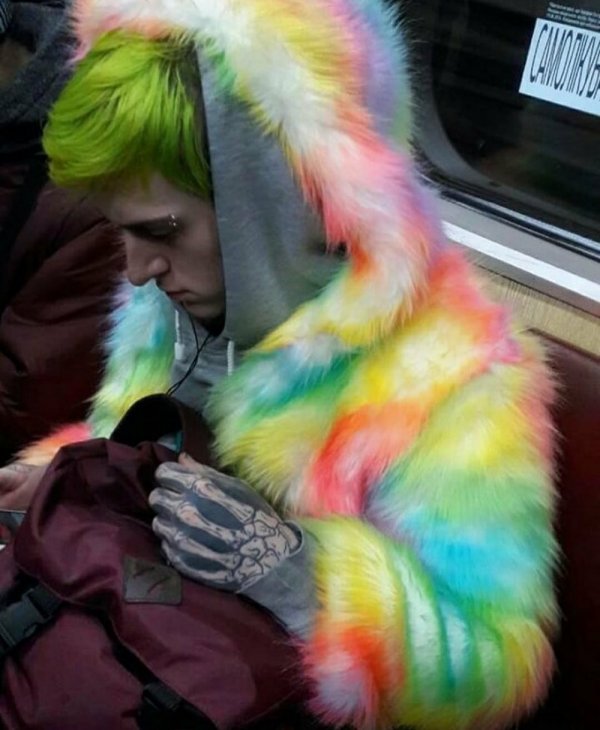 парень в разноцветной дубленке