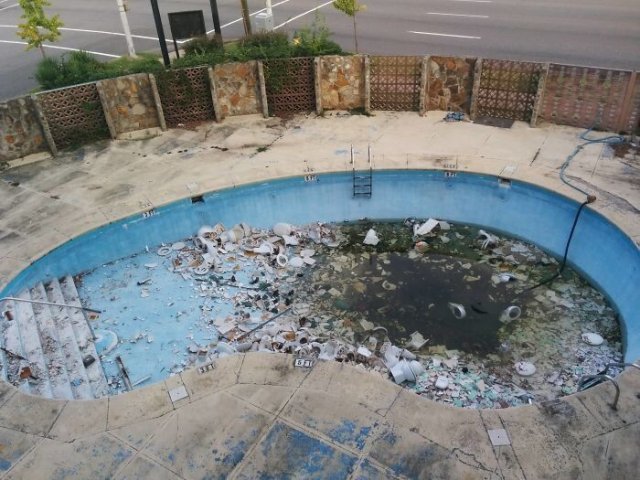 пустой бассейн