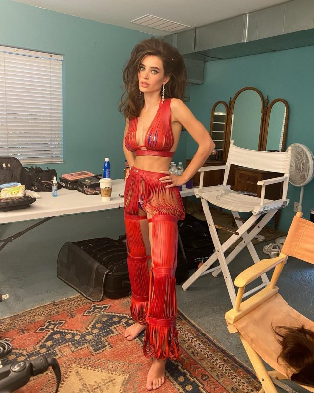 Звезда фильмов для взрослых Лана Роудс (Lana Rhoades) в красном костюме