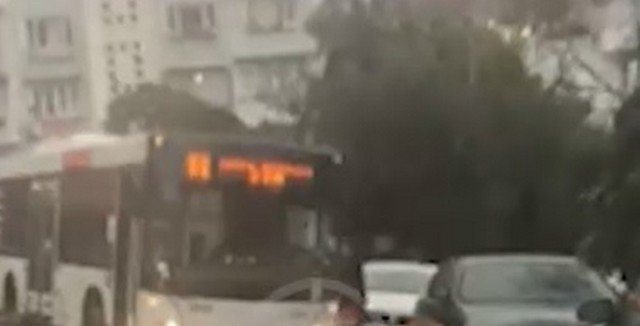 Таксистка из Сочи &quot;избила&quot; автобус за то, что они не поделили дорогу