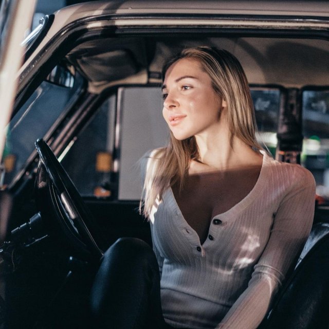 Автоблогер Анна Салтыкова в белой кофте за рулем