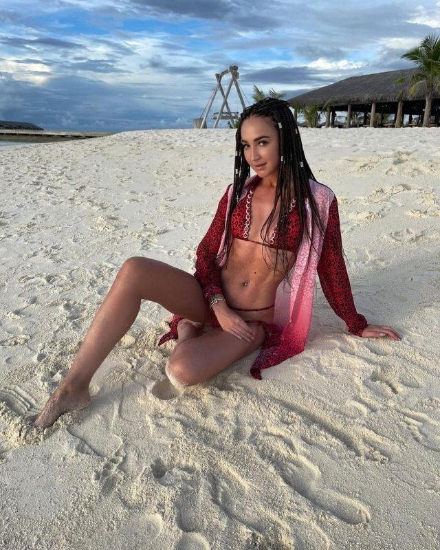 Ольга Бузова в красном купальнике на пляже