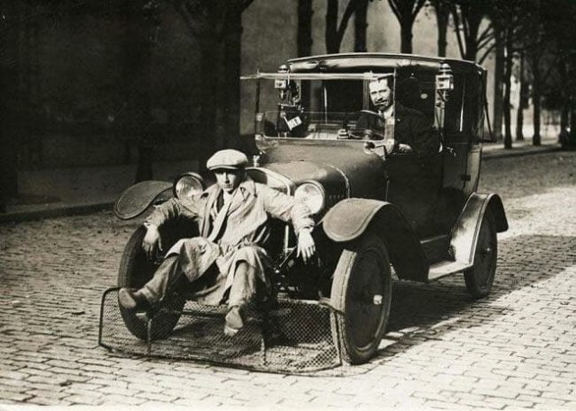 Сетка для защиты сбитых пешеходов на полицейской машине, 1920 год Сетка для защиты сбитых пешеходов на полицейской машине, 1920 год