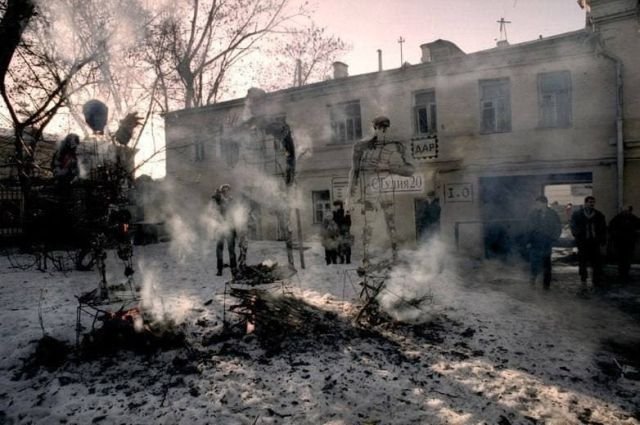 Сожжение чучел Зюганова, Ельцина и Чубайса во дворе ЦСИ на Якиманке. Москва, 1995 год.