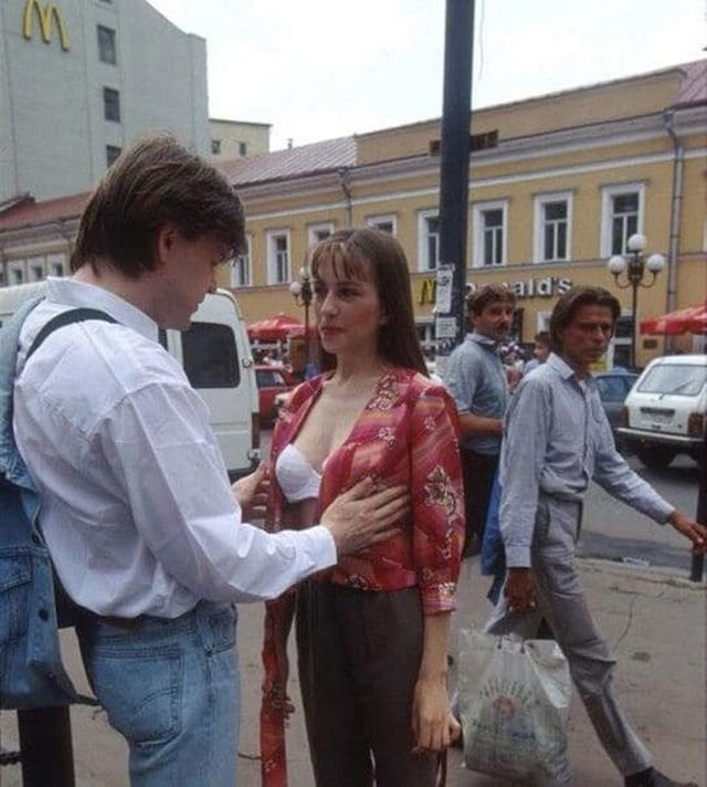 Фотограф и редактор московского журнала &quot;Андрей&quot; рассматривает молодых московских девушек