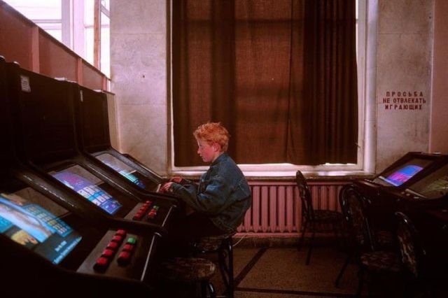 1992 год, Санкт-Петербург. Мальчик в игровых автоматах.