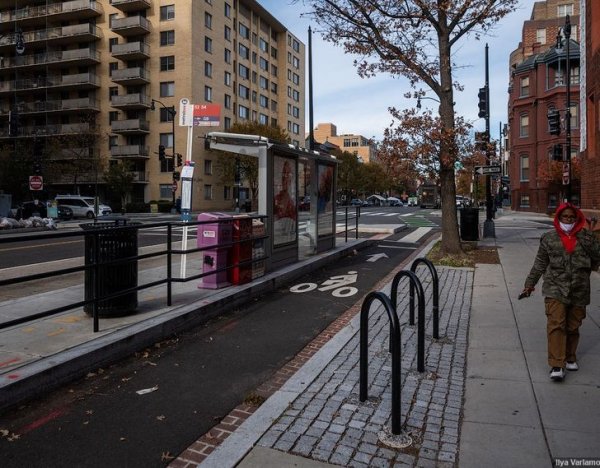 Объездная дорожка в Вашингтоне, по которой велосипедист может проехать, если на остановке стоит автобус