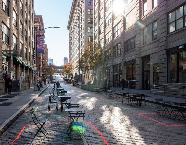 Столики и стулья на пешеходной улице в Нью-Йорке