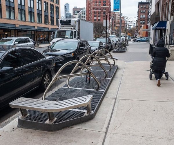 Велопарковка со встроенной скамейкой в Нью-Йорке