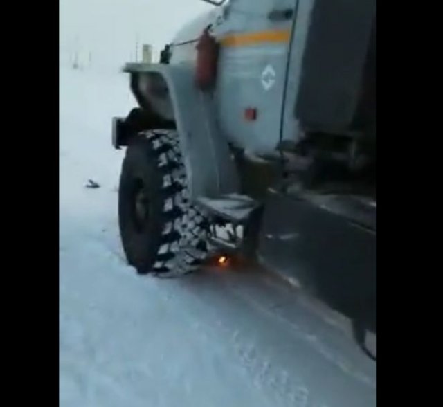 В Якутии водители решили отогреть бензовоз открытым костром