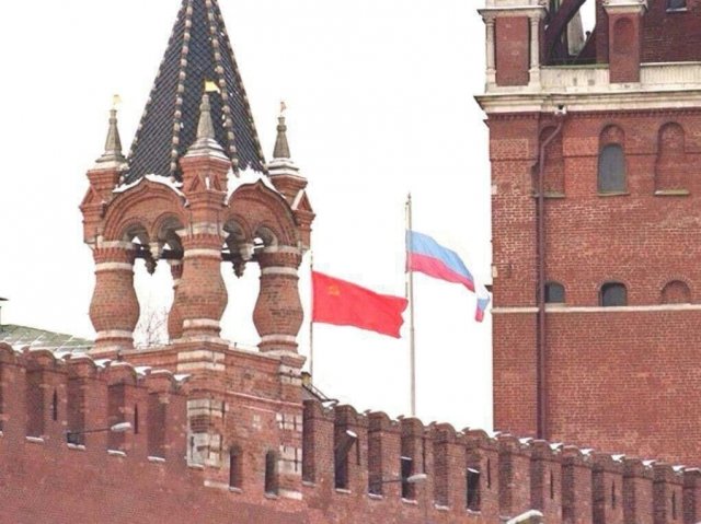 Над Кремлём спускают флаг Советского союза и поднимают флаг России. 25 декабря 1991 года