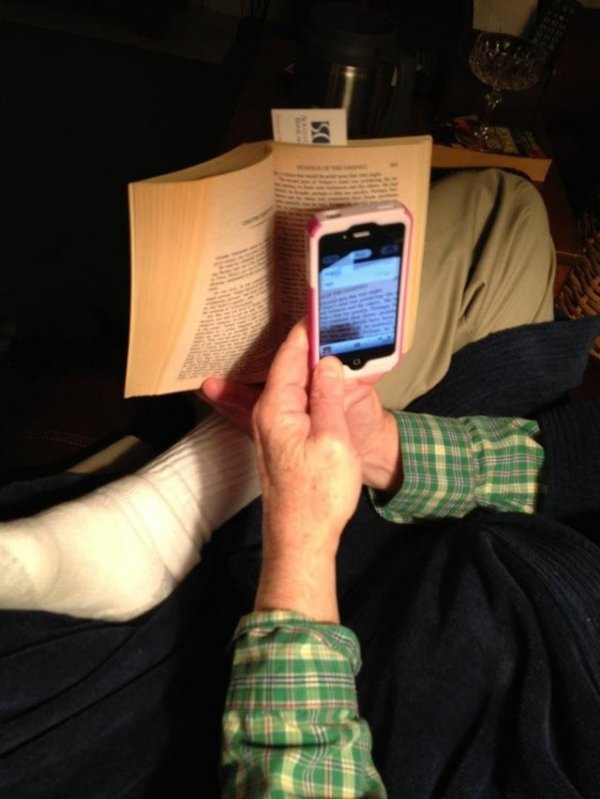 Дедушка не хочет электронную книгу, поскольку ему и так удобно