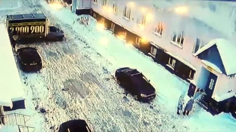 В Уфе снег с крыши морга накрыл двух женщин