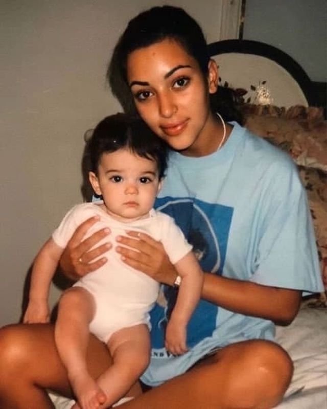 16-летняя Ким Кардашьян и Кендалл Дженнер которой исполнился один год, 1996 год