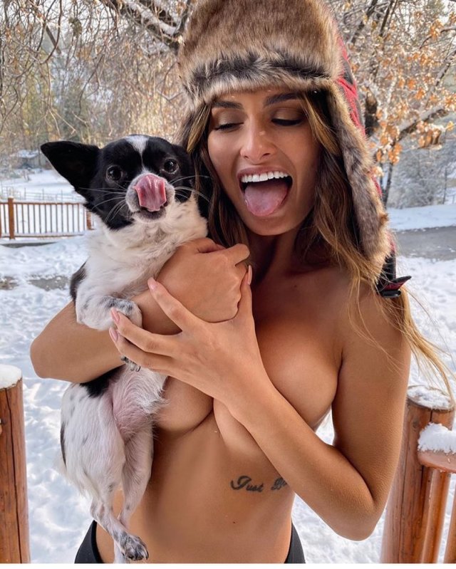 Джулия Роуз - участник акции Hollyboob с собакой позирует на фоне снега