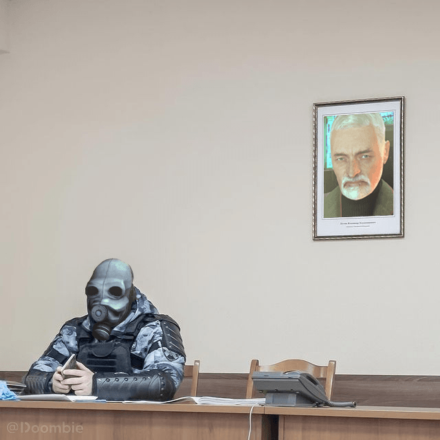 Силовик, сфотографированный напротив портрета Владимира Путина, стал героем фотожаб
