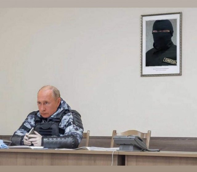 Силовик, сфотографированный напротив портрета Владимира Путина, стал героем фотожаб